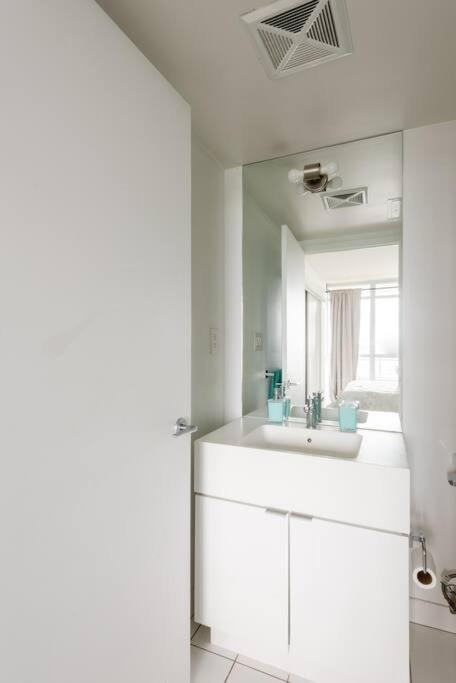Stylish Downtown Lakeview Condo - One Free Parking 多伦多 外观 照片