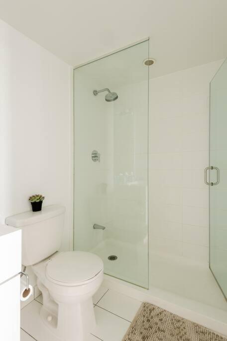 Stylish Downtown Lakeview Condo - One Free Parking 多伦多 外观 照片