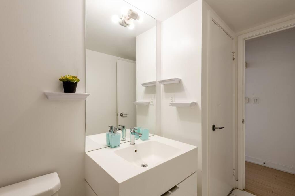 Stylish Downtown Lakeview Condo - One Free Parking 多伦多 外观 照片