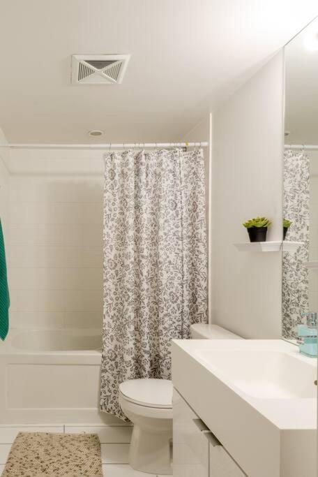Stylish Downtown Lakeview Condo - One Free Parking 多伦多 外观 照片