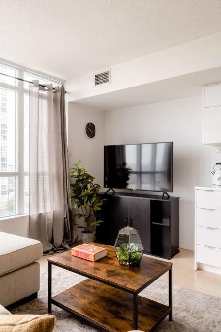Stylish Downtown Lakeview Condo - One Free Parking 多伦多 外观 照片