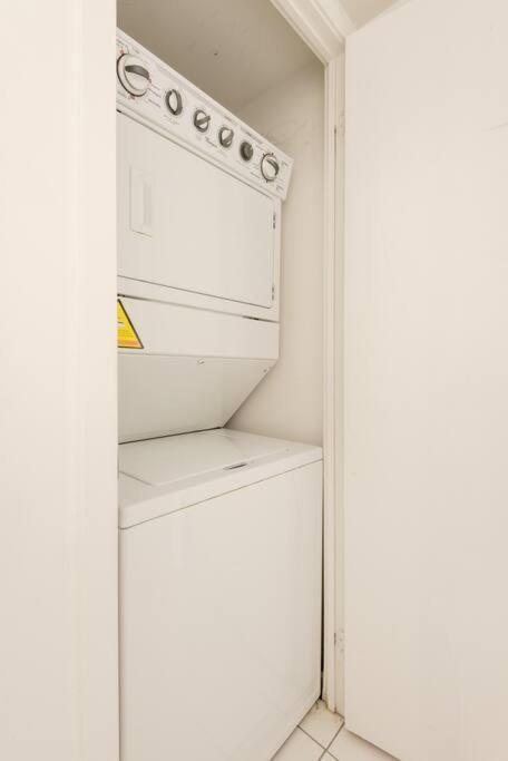 Stylish Downtown Lakeview Condo - One Free Parking 多伦多 外观 照片