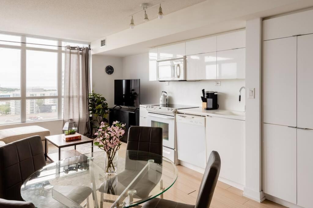 Stylish Downtown Lakeview Condo - One Free Parking 多伦多 外观 照片
