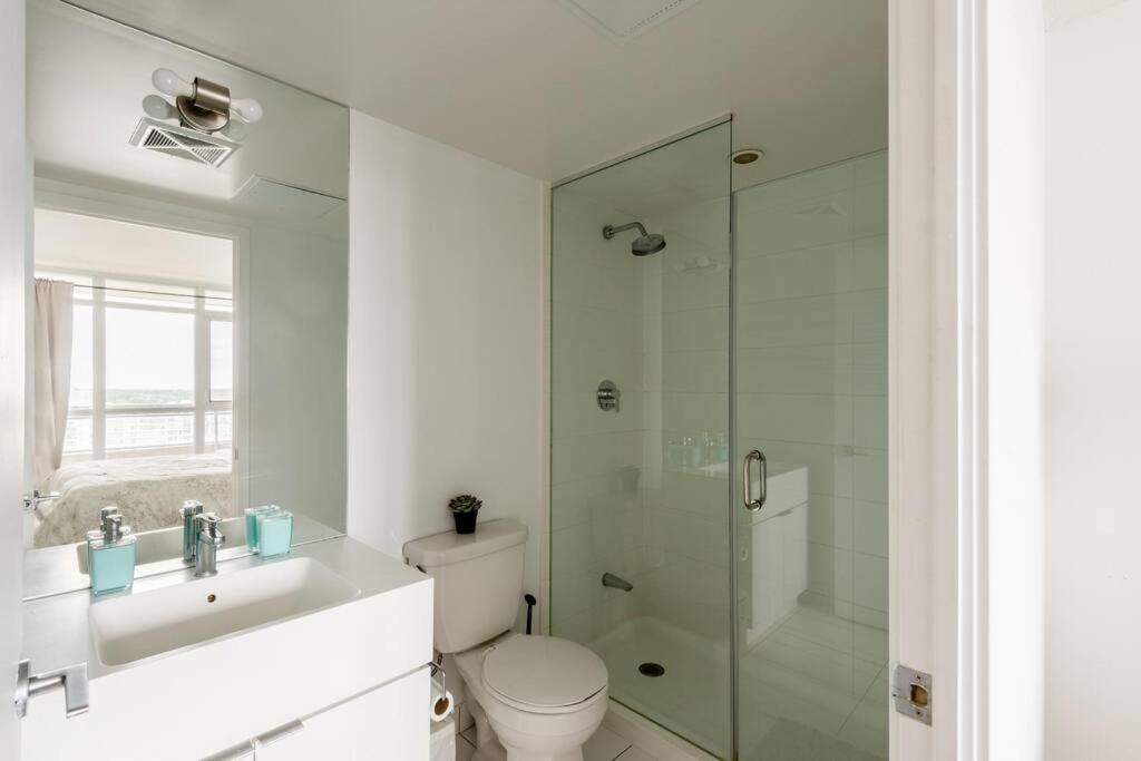 Stylish Downtown Lakeview Condo - One Free Parking 多伦多 外观 照片