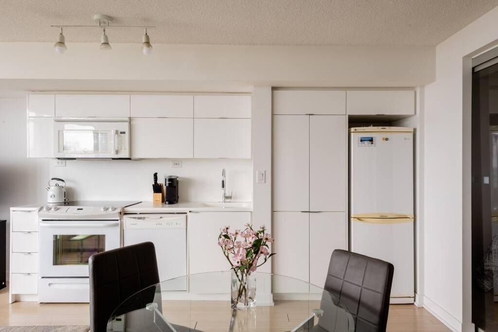 Stylish Downtown Lakeview Condo - One Free Parking 多伦多 外观 照片