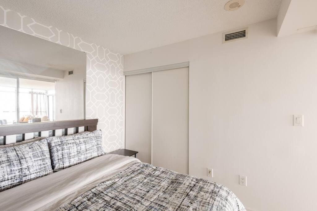 Stylish Downtown Lakeview Condo - One Free Parking 多伦多 外观 照片