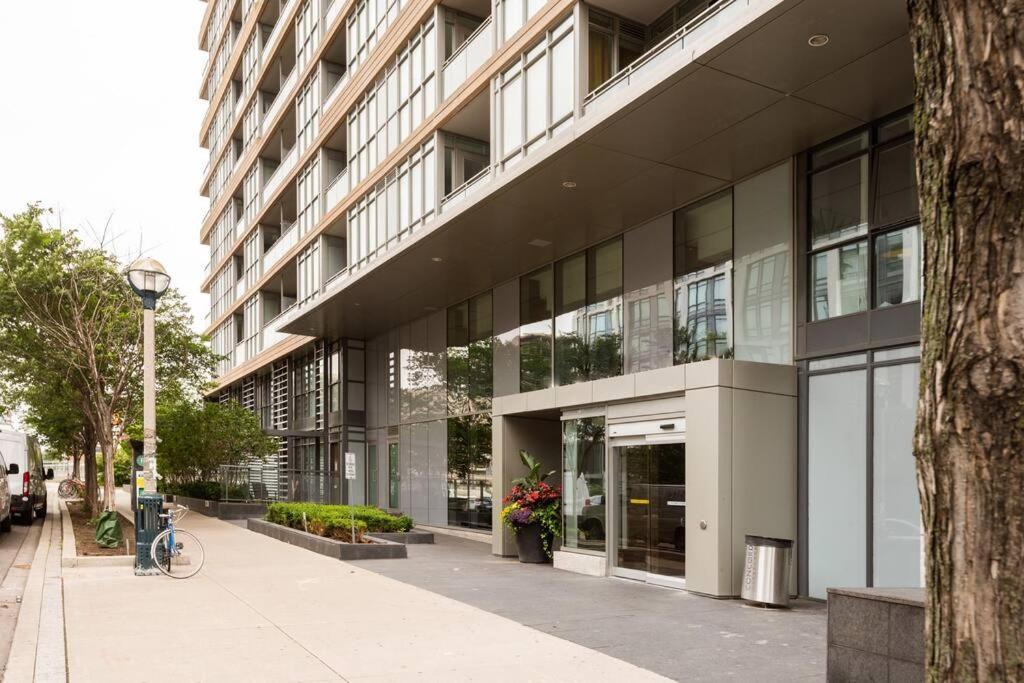 Stylish Downtown Lakeview Condo - One Free Parking 多伦多 外观 照片