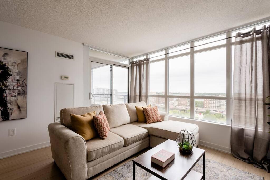 Stylish Downtown Lakeview Condo - One Free Parking 多伦多 外观 照片