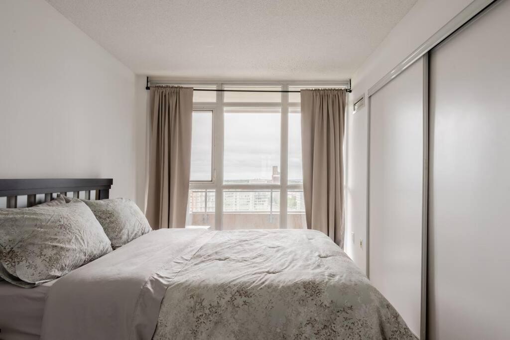 Stylish Downtown Lakeview Condo - One Free Parking 多伦多 外观 照片
