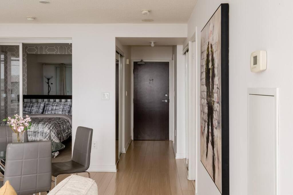 Stylish Downtown Lakeview Condo - One Free Parking 多伦多 外观 照片