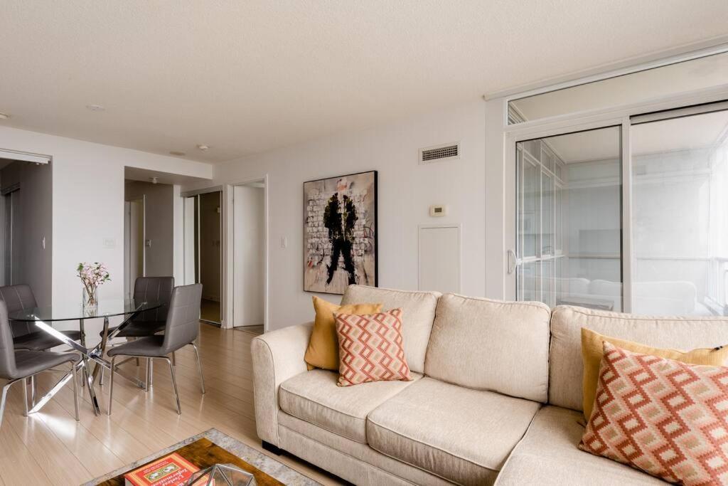 Stylish Downtown Lakeview Condo - One Free Parking 多伦多 外观 照片