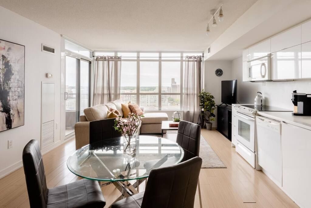 Stylish Downtown Lakeview Condo - One Free Parking 多伦多 外观 照片
