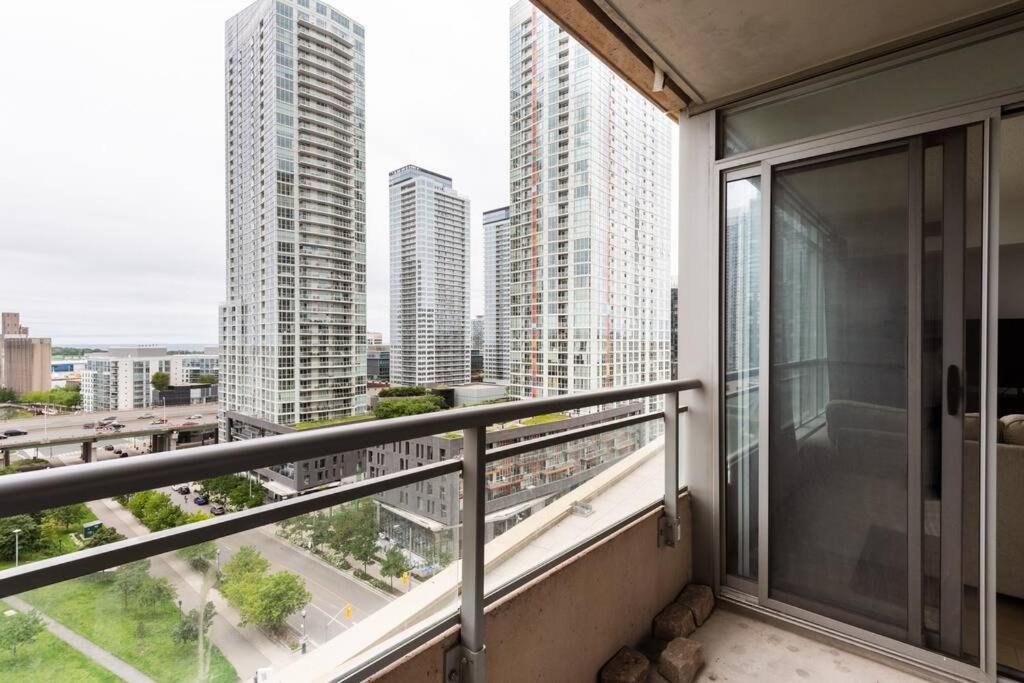 Stylish Downtown Lakeview Condo - One Free Parking 多伦多 外观 照片