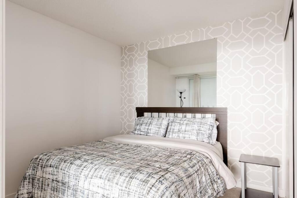 Stylish Downtown Lakeview Condo - One Free Parking 多伦多 外观 照片