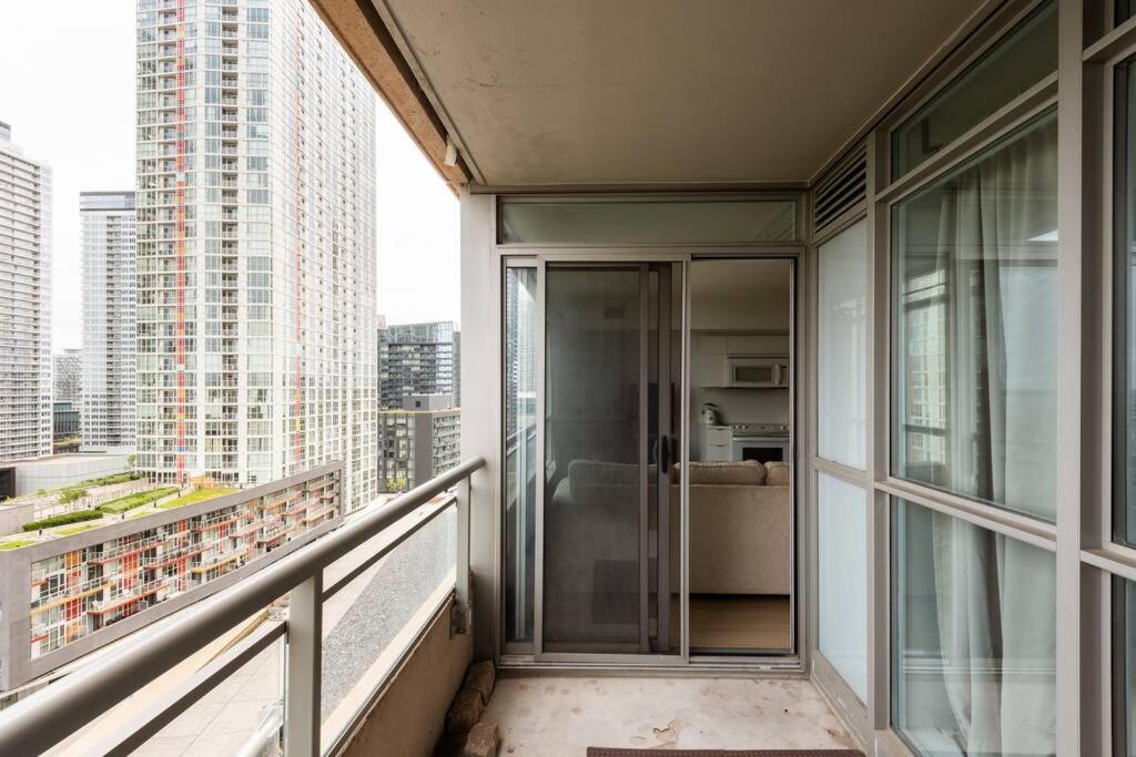 Stylish Downtown Lakeview Condo - One Free Parking 多伦多 外观 照片