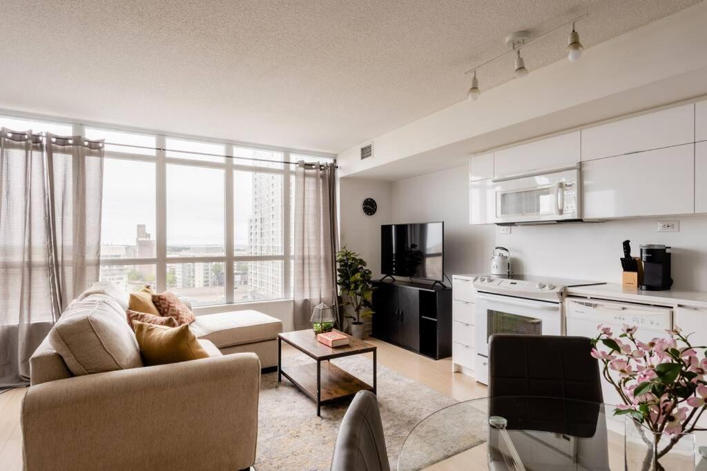 Stylish Downtown Lakeview Condo - One Free Parking 多伦多 外观 照片