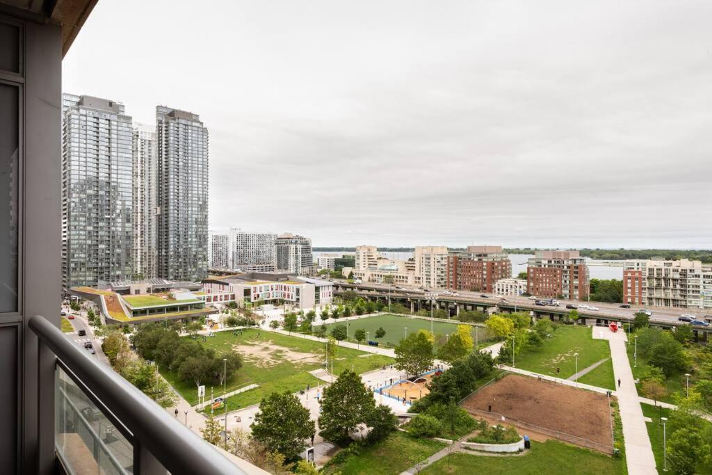 Stylish Downtown Lakeview Condo - One Free Parking 多伦多 外观 照片
